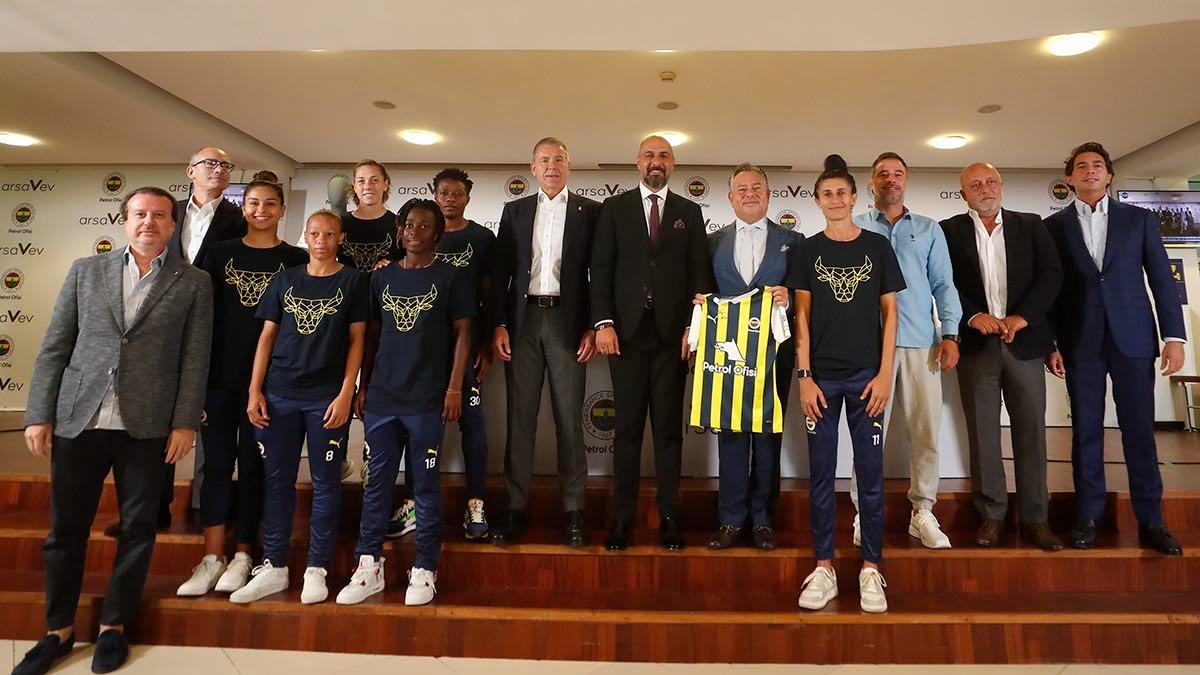 Koblenz Derneği “Fenerbahçe Petrol Ofisi Kadın Futbol Takımımızın Şort ve Konç Sponsorluğu” anlaşmasının imza töreni yapıldı.