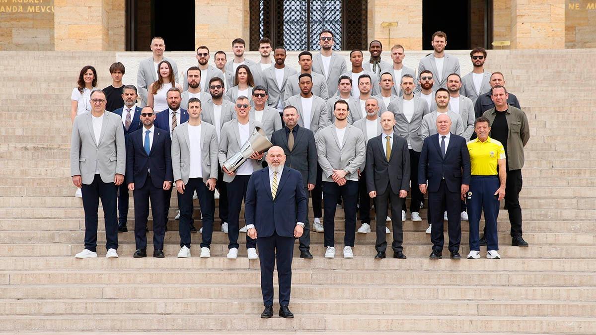 Fenerbahçeli Yarınlar Derneği Avrupa Şampiyonu Erkek Basketbol Takımımız, Atamızı ziyaret etti