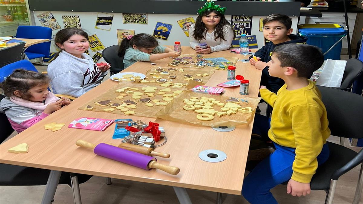 Koblenz Derneği Koblenz Fenerbahçeliler Derneği Gençlik kolu,Kid'sclub üyeleri ile beraber Noel kurabiyeleri yaptı